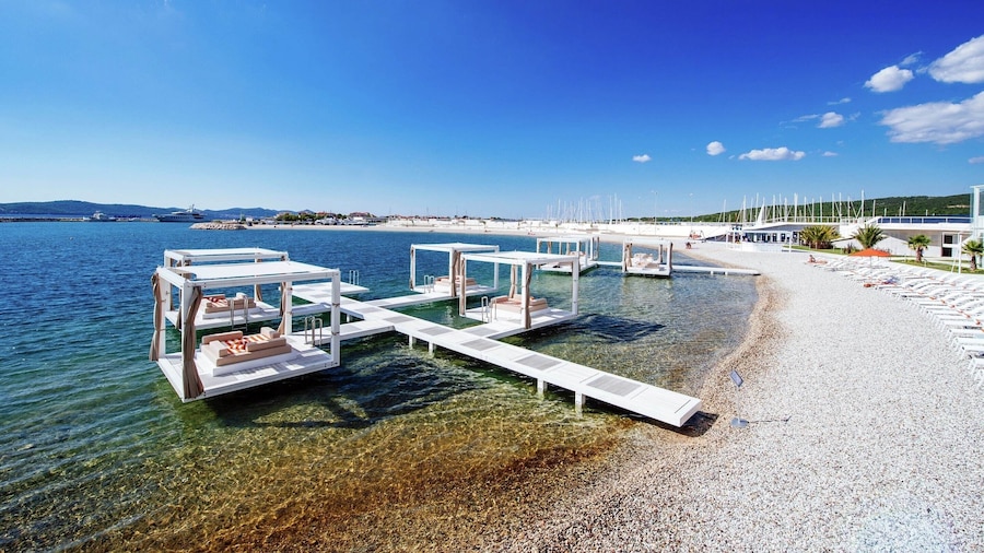 Modern Apartment With big Roofed Terrace, Garden, Near the Sea