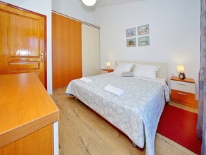 Iron/ironing board, bed sheets