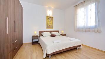 Apartment | 2 bedrooms, iron/ironing board, bed sheets