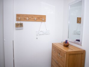 2 Schlafzimmer, individuell eingerichtet, Bettwäsche