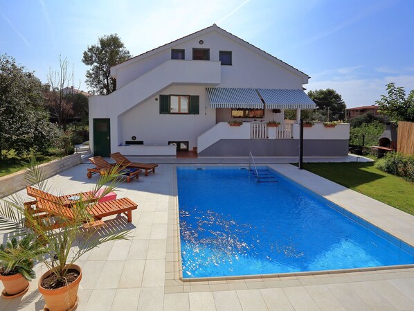 Villa | Exterior - Luxurious Villa in Zadar With Swimming Pool (Zadar)