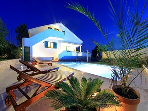 Outdoor pool - Luxurious Villa in Zadar With Swimming Pool (Zadar)