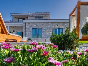 Villa | Exterior
