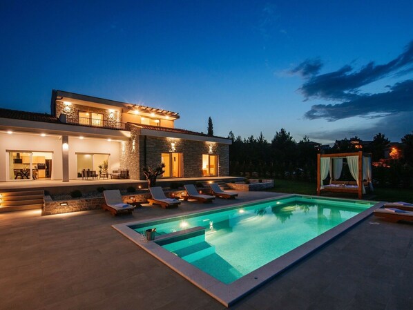 Villa | Pool | Indoor pool, outdoor pool