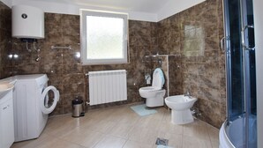 Bathroom - Apartment in Pula With Bbq, Parking, AC (Pula)