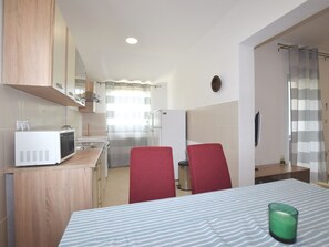 Dining - Apartment in Pula With Bbq, Parking, AC (Pula)