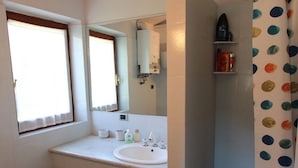 Villa | Bathroom - Rustic Villa in Cortona With Swimming Pool (Cortona)
