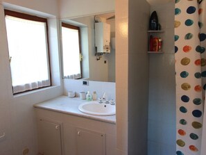 Villa | Bathroom - Rustic Villa in Cortona With Swimming Pool (Cortona)