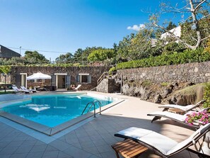 Villa | Piscina | Una piscina cubierta, una piscina al aire libre