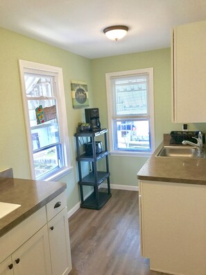 Private kitchen - Spacious 3 Beds XLg Livg Rm, Kitchen w/ separate Dining Rm; Lg Bck & Side Yrds!! (North Wildwood)