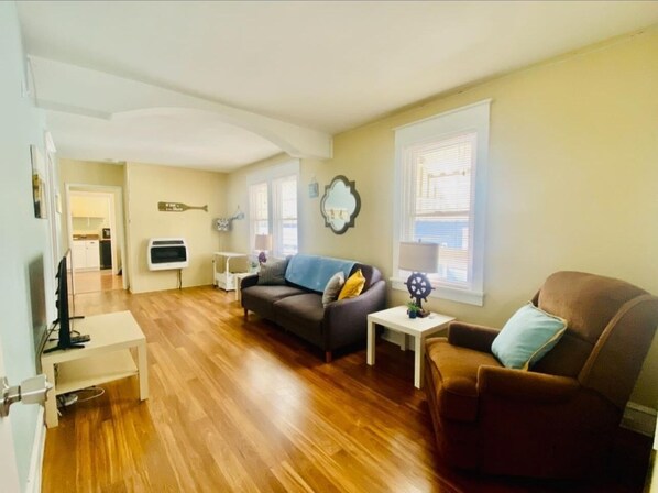 Living area - Spacious 3 Beds XLg Livg Rm, Kitchen w/ separate Dining Rm; Lg Bck & Side Yrds!! (North Wildwood)