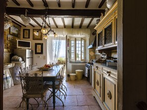 Villa | Cuisine privée | Chaise haute, batterie de cuisine, vaisselle et ustensiles