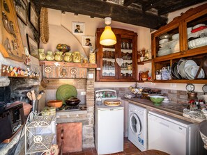 Villa | Cuisine privée | Chaise haute, batterie de cuisine, vaisselle et ustensiles