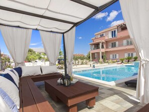 Vila | Piscina | Piscina interna, piscina externa