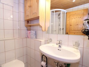 Shower, towels - Peaceful Apartment in Salzburg near Ski Area (Piesendorf)