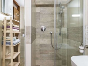 House | Bathroom - Beach Front Vacation Home, Private Beach, Boat Rental (Rogoznica)