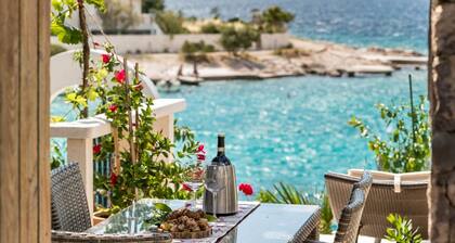 Beach Front Vacation Home, Private Beach, Boat Rental