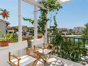 House | Dining - Beach Front Vacation Home, Private Beach, Boat Rental (Rogoznica)