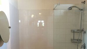 Villa | Badezimmer | Dusche, Handtücher