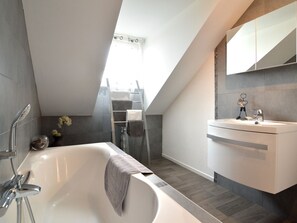 Villa | Bathroom | Bathtub, towels - Quaint Villa in Jalhay with Hot Tub (Jalhay)