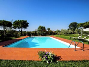 室內游泳池和室外游泳池