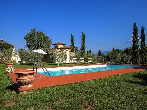 室內游泳池和室外游泳池