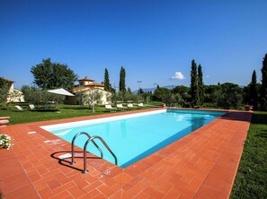 Indoor pool, outdoor pool - Villa with Spacious Garden, Swimming Pool, Hot Tub, Tennis Court near Cortona (Cortona)