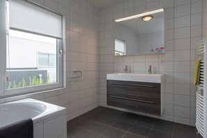 House | Bathroom | Towels - Luxury Villa in Harderwijk With Garden (Zeewolde)