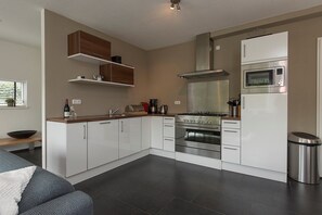 บ้านพัก | ครัวส่วนตัว | กาต้มน้ำไฟฟ้า, เก้าอี้กินข้าวสำหรับเด็ก