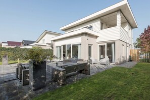 Balcony - Luxury Villa in Harderwijk With Garden (Zeewolde)