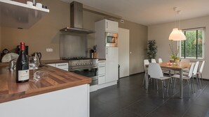 Hus | Eget kjøkken | Vannkoker og høy barnestol