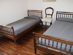 A room with three wooden beds, a wooden chair, and a white wall. - Snug Holiday Home near Lazise & Lake Garda with Olive Garden (Lazise)