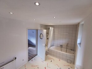 Apartment | Bathroom - Contemporary Apartment in Schauenburg With Balcony (Schauenburg)