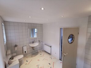 Apartment | Bathroom - Contemporary Apartment in Schauenburg With Balcony (Schauenburg)