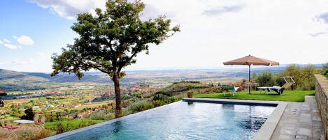 Una piscina techada, una piscina al aire libre