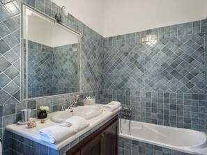 Villa | Bagno | Vasca, asciugacapelli, asciugamani