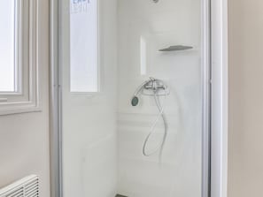 Shower, hair dryer - Graceful Mobile Home in Canet-en-roussillon With Pool (Canet-en-Roussillon)