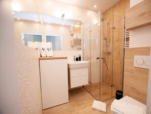 Apartment | Badezimmer | Dusche, Handtücher