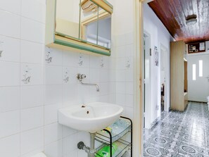 Apartment | Bathroom - Simplistic Apartment in Šibenik near Sea Beach (Sibenik)