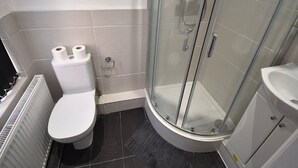 Apartment | Badezimmer | Dusche, Handtücher