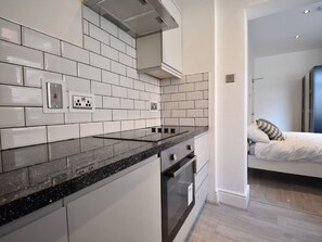 Apartment | Private kitchen - Cushy Apartment in Coventry near Coventry Market (Coventry)