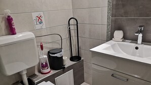 Apartment | Bathroom - Lake-view Apartment in Rijeka Near Trsat Castle (Rijeka)