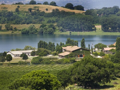 Waterfront Mansion in Rome near Lake