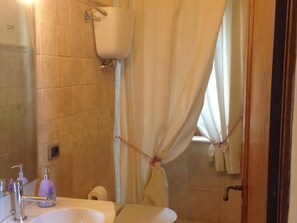 Ferienhaus | Badezimmer | Dusche, Handtücher
