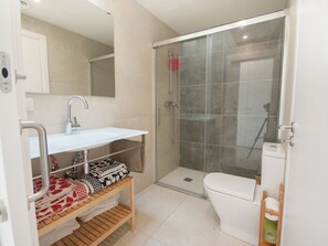 Bathroom - Cozy Villa in Parc Residencial Empúries With Private Pool (Sant Pere Pescador)