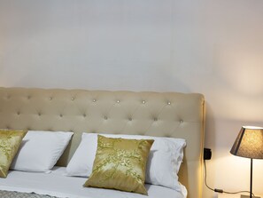 1 bedroom, bed sheets
