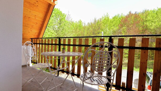 Balcony - Chalet in Stikada With Garden, Terrace, Barbecue, Bicycles (Lovinac)