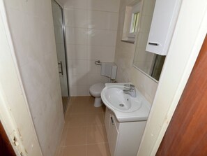 Bathroom - Chalet in Stikada With Garden, Terrace, Barbecue, Bicycles (Lovinac)