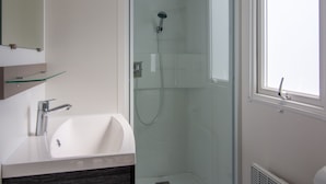 Shower, hair dryer - Alluring Mobile Home in Canet-en-roussillon With Pool (Canet-en-Roussillon)