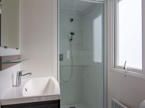 Shower, hair dryer - Alluring Mobile Home in Canet-en-roussillon With Pool (Canet-en-Roussillon)
